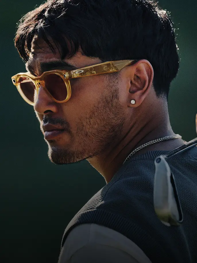 Oakley Meta HSTN 안경을 쓰고 골프를 치는 사람.
