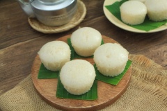 Đây là cách làm bánh bò bông đơn giản và nhanh gọn hơn cách truyền thống sử dụng men cơm rượu, nhưng thành phẩm bánh hấp xong mềm xốp rất ngon, có vị chua rất nhẹ và thơm ngọt nước cốt dừa hấp dẫn.
