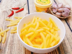 Đun nóng 1 chén dầu ăn, các bạn nhớ đun cho dầu nóng già thì khi chiên nui mới nhanh phồng và không bị chai. Dầu nóng, cho nui vào chiên, nhớ đảo đều. Nui vừa nở phồng đều, vàng thì vớt ra rổ cho ráo dầu. Bạn nên chia nui ra làm 3 để chiên cho dễ nhé.