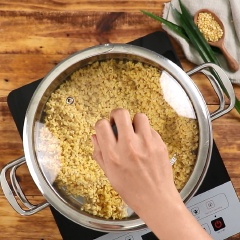 Phần nhân: 200gr đậu xanh cà vỏ mang đi ngâm nước để đậu mềm, sau đó cho vào nồi hấp mềm. Khi đậu đã mềm, mang đi nghiền nhuyễn, cho vào 50gr dừa nạo, 100gr đường trắng, 1/3 muỗng cà phê muối, 50ml nước cốt dừa và sên đến khi nặng tay, đậu xanh đặc lại là được và ngang đi vo viên, mỗi viên tầm 30gr.
