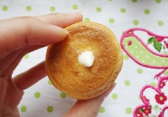 Bánh su sau khi nướng lớp vỏ craquelin sẽ nứt mặt trông rất đẹp mắt. Lúc này hãy bắt đầu bơm kem vào bánh ngay nào. Phần kem này bạn có thể tùy thích pha thêm hương vị hoặc để vị vani như cơ bản cũng rất ngon nha!