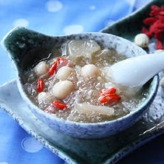 Múc chè ra chén và thưởng thức.