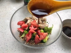 Cho vào tô trộn salad ức gà giảm cân gồm: hạt kiều mạch, bông cải xanh, ức gà, cà chua, rưới đều hỗn hợp nước sốt trộn salad vừa pha vào, trộn đều lên, đợi một lúc cho salad ngấm gia vị là có thể dùng.