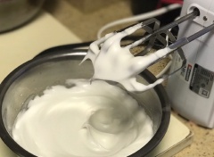Khuấy đều hỗn hợp trên, thêm mật ong vào từ từ và trộn đều. Tách lòng đỏ và lòng trắng riêng. Cho lòng đỏ vào hỗn hợp phô mai, trứng, mật ong, và trộn đều. Để lạnh lòng trắng trứng trong tủ lạnh khoảng 1 giờ, sau đó đánh bông lên, cho đến khi tạo chóp cứng.