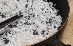 Vo sạch gạo nếp, gạo tẻ, cho vào chảo rang nhỏ lửa và đảo đều đến khi gạo chuyển vàng.