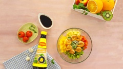 Cho cam, kiwi, táo, cà chua vào tô trộn, thêm 50gr rau mầm và tôm đã áp chảo vào cùng. Rưới sốt salad vào rồi trộn đều hỗn hợp. Sau đó cho phần salad vào vỏ cam đã trang trí là hoàn tất món salad cho bé yêu.
