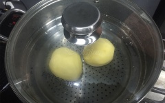 Khoai tây gọt vỏ đem hấp chín.