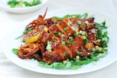 Những con mực ống nướng ngọt thịt, thơm nức mũi, kèm với vị ớt Hàn Quốc cay thơm sẽ giúp bạn cảm thấy ấm áp và ngon miệng trong những ngày lạnh này. Hãy vào bếp và thử sức với món mực nướng cay thôi!