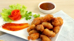 Cho bao tử cá ra đĩa, trang trí thêm 1 ít cà chua tỉa hoa và xà lách ăn kèm, bạn rưới sốt me lên trên cùng. Món ăn dùng cơm hay là nhăm nhi với bia cũng rất hợp luôn. Bao tử giòn, sốt me chua chua ngọt ngọt thêm 1 chút cay nồng rất hao cơm luôn nha. Cùng vào bếp thực hiện ngay nào, 1 thêm điểm sáng tạo vào thực đơn món ngon của bạn nhé.