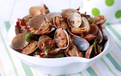 Cho món ăn ra đĩa. Thử xem mùi vị ra sao nhé! Chắc rằng mọi người sẽ hết lòng khen ngợi cho mà xem.