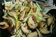 Nêm 1 muỗng canh dầu hào, 1g muối và 1g tiêu xay, trộn đều. Cuối cùng thêm ớt vào xào cùng 1 phút nữa là hoàn tất.
