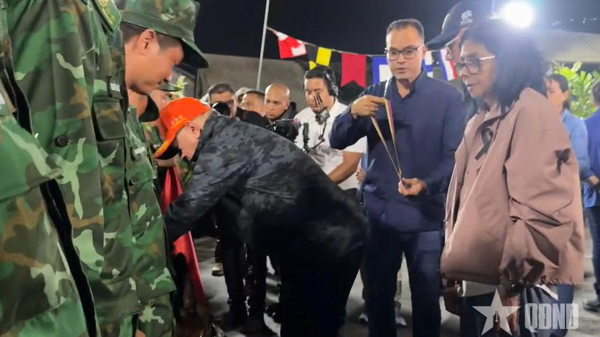 Tổng thống lâm thời Venezuela thăm, động viên đoàn Việt Nam và trao tặng Huân chương Công trạng cho quân khuyển - Báo Quân Đội Nhân Dân
