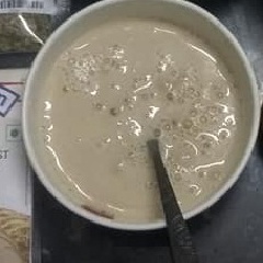 Men nở bánh mì cho vô chung với sữa tươi, khuấy nhẹ đều. Cân bột mì, muối, đường, bột sữa trộn đều. Sau đó cho men và sữa tươi vào hỗn hợp bột, trộn đều. Cho tiếp trứng gà và bơ. Nếu nhồi bằng máy ban đầu nhồi 30 giây số nhỏ, sau nhồi số lớn 5 phút.