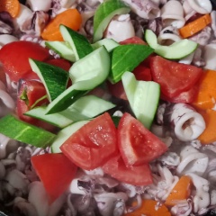 Bắc chảo nóng cho dầu vào nóng chảo sau đó cho tất cả mực đã ướp vào xào săn và hơi tái chín. Sau đó cho tiếp phần cà rốt vào xào đều 1 phút, tiếp kế cho dưa leo cà chua và thơm vào xào đều 1 phút nữa, còn cần tàu và hành tây cho vào cuối cùng xào đều tay cho chín tất cả. Xào đều tay trong 5phút. Sau đó tắt bếp, cho 1 ít tiêu.