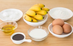 Rây đường với bột mì vào chung một bát. Cho trứng vào đánh đều. au đó cho sữa và dầu ô liu vào khuấy đều.
