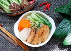 Trình bày: Xếp cải thìa, cà rốt, củ cải và sườn non đã chế biến. Chan nước dùng và hành boa rô, rắc ít tiêu xay rồi thưởng thức thôi. Tô mì Udon đẹp, nhiều màu sắc và quan trọng nhất là nước dùng vị Nấm hương của hạt nêm Knorr thanh ngọt ngon tuyệt. Chúc mọi người ngon miệng với công thức đơn giản này nhé!