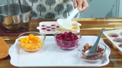 Thạch rau câu sau khi đun xong, mình đem đổ 1 lớp mỏng vào khuôn. Sau đó xếp lần lượt 1 lớp hoa quả lên trên, rồi tiếp tục đổ tiếp một lớp rau câu vào cho đầy khuôn. Nếu không có khuôn, các bạn có thể dùng bát, cốc hoặc vỏ quả dưa hấu, vỏ thanh long để làm khuôn.