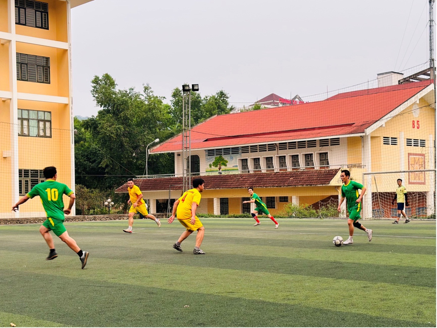 Trường Đại học Tây Bắc tổ chức Giải Bóng đá nam chào mừng “Tháng Công nhân năm 2023” và đại hội công đoàn các cấp