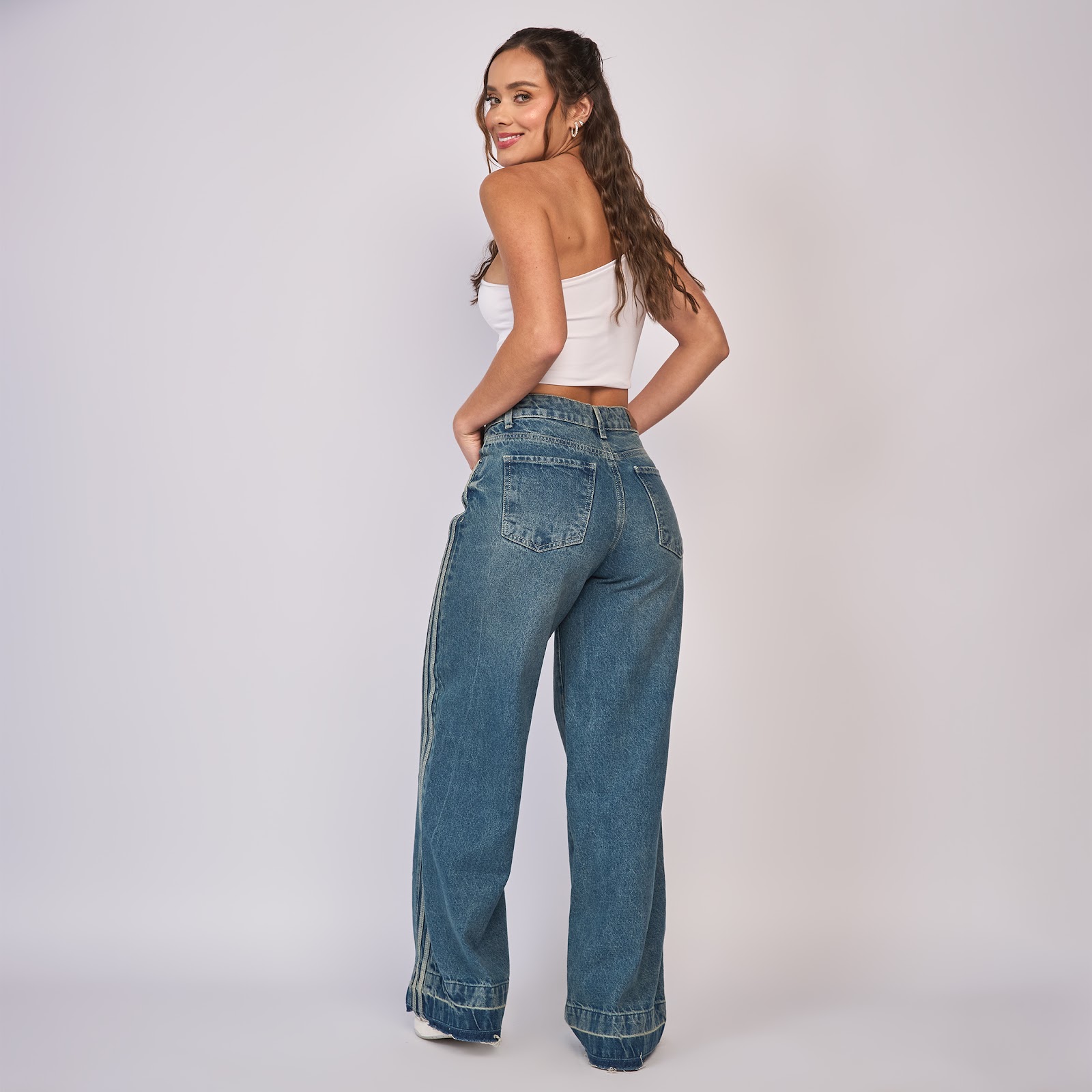 Jean wide leg tiro alto rígido con sesgo lateral en contraste, color Azul medio - Vista 6