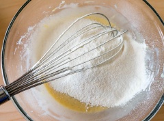 Cho bột mì đa dụng, baking soda, bột nở và muối vào hỗn hợp trên. Dùng spatula tiếp tục trộn đều, bạn hãy chắc chắn rằng bột đã được quyện đều và không lợn cợn nhé.