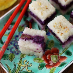 Cho vào tủ lạnh trong 2-3 giờ sau đó lấy ra khỏi khuôn và cắt thành từng miếng vừa ăn. Món ăn này khi chấm cùng mật ong ăn rất ngon và hấp dẫn đấy!