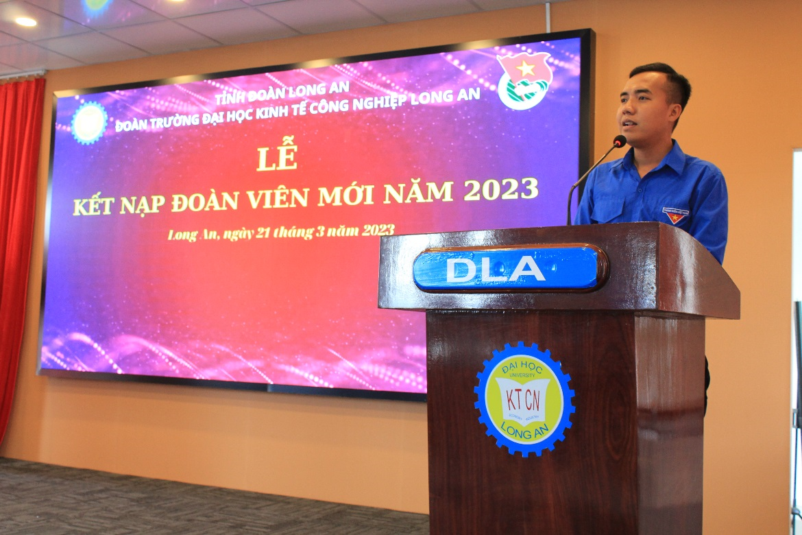 Đ/c Trương Phú Quí – Phó Bí thư Đoàn trường phát biểu giao nhiệm vụ cho các đoàn viên mới