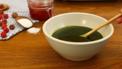 Từ từ rót nước nóng vào hỗn hợp bột matcha và dùng phới lồng khuấy đều để thu được hỗn hợp mịn mượt.