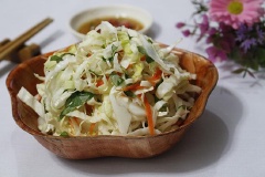 Khi ăn vớt ra giữ cho ráo nước nhé! Có thể chuẩn bị thêm chút nước mắm để chấm ăn cùng cho hợp khẩu vị mỗi người nhé!
