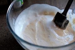 Đánh bông lòng trắng trứng với phần đường còn lại, bạn có thể them chút cream of tartar hoặc 1 thìa cà phê nước cốt chanh để giữ cho lòng trắng trứng không bị xẹp nhanh, đây là một trong những bí quyết để làm bánh gato cuộn được ngon hơn. Đổ kem trứng ở bước 2 vào bột, trộn nhẹ tay.
