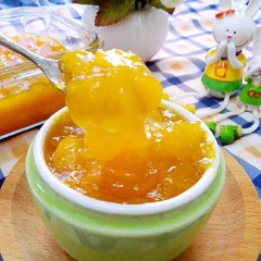 Mứt xoài dẻo ngọt đợi nguội có thể cho vào các hũ thủy tinh đã tiệt trùng, đậy kín nắp bảo quản ngăn mát tủ lạnh dùng dần. Món mứt có thể pha thức uống, phết ăn cùng bánh mì hoặc đem đi làm kem hay bánh ngọt đều được nhé!