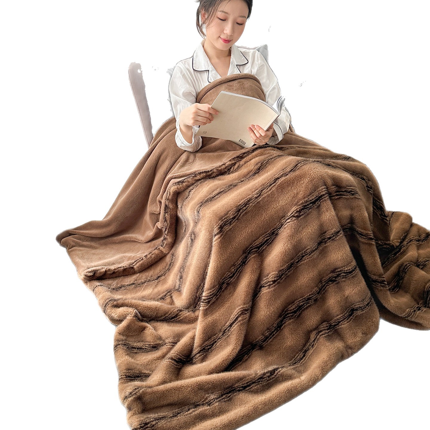 Luxurious faux fur throw blanket, extra soft and warm