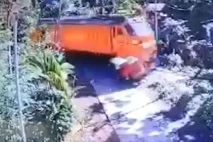 Tàu hỏa tông xe ba bánh khi qua đường ray, 3 người bị thương - Tạp chí Doanh Nghiệp Việt Nam