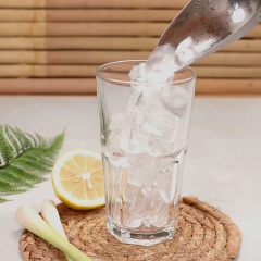 Cho đá vào ly, đổ trà đã shake vào, thêm 2 vá trân châu trắng lên trên, trang trí lát chanh vàng và húng lũi để ly trà được đẹp mắt hơn.