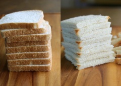 Bánh mì cắt bỏ phần rìa, cán mỏng. Dâu tây rửa sạch, cắt nhỏ.