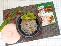 Hoàn tất. Múc cơm ra thố để giữ nóng khi dùng, thêm ít xà lách và chén nước tương ớt nếu thích.