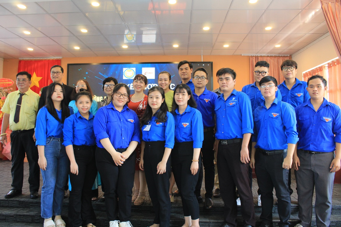 Sinh viên chụp ảnh lưu niệm cùng chương trình