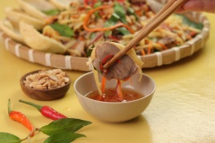 Gỏi măng tươi lưỡi heo là món ăn lạ với nhiều người nhưng bạn sẽ bị hấp dẫn ngay từ lần đầu thưởng thức đấy. Món ăn với màu sắc bắt mắt, lưỡi heo giòn ngon, thấm đẫm gia vị cùng măng tươi ngọt, giòn sần sật ăn cùng các loại rau củ đem lại cho bạn cảm giác ngon miệng khi thưởng thức.