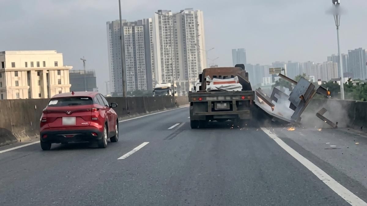 Thót tim cảnh hàng chục tấm tôn bay khỏi xe đầu kéo trên cao tốc - Báo Xây Dựng