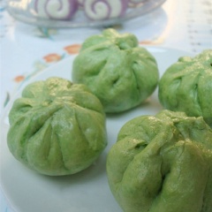 Vỏ bánh bao hấp xanh và dai, nhân khoai lang tím, bùi bùi và ngon làm nên món bánh bao trà xanh nhân khoai lang tím cực hấp dẫn cho cả nhà, giúp đổi vị cho những bữa sáng ngày ăn chay của gia đình.