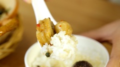 Nấm kho tiêu chay là món ăn chay dân dã, vị thanh đạm và gần gũi với khẩu vị của nhiều người. Nấm kho được săn lại, nhai giòn sần sật, cay thơm mùi tiêu, cùng mì căn dẻo dai, đậm đà. Hữa hẹn mang đến cho cả nhà một món ăn chay đưa cơm, hấp dẫn. Hãy bỏ túi ngay mẹo kho nấm này để chuẩn bị cho những bữa cơm ngày rằm hoặc đầu tháng nhé!