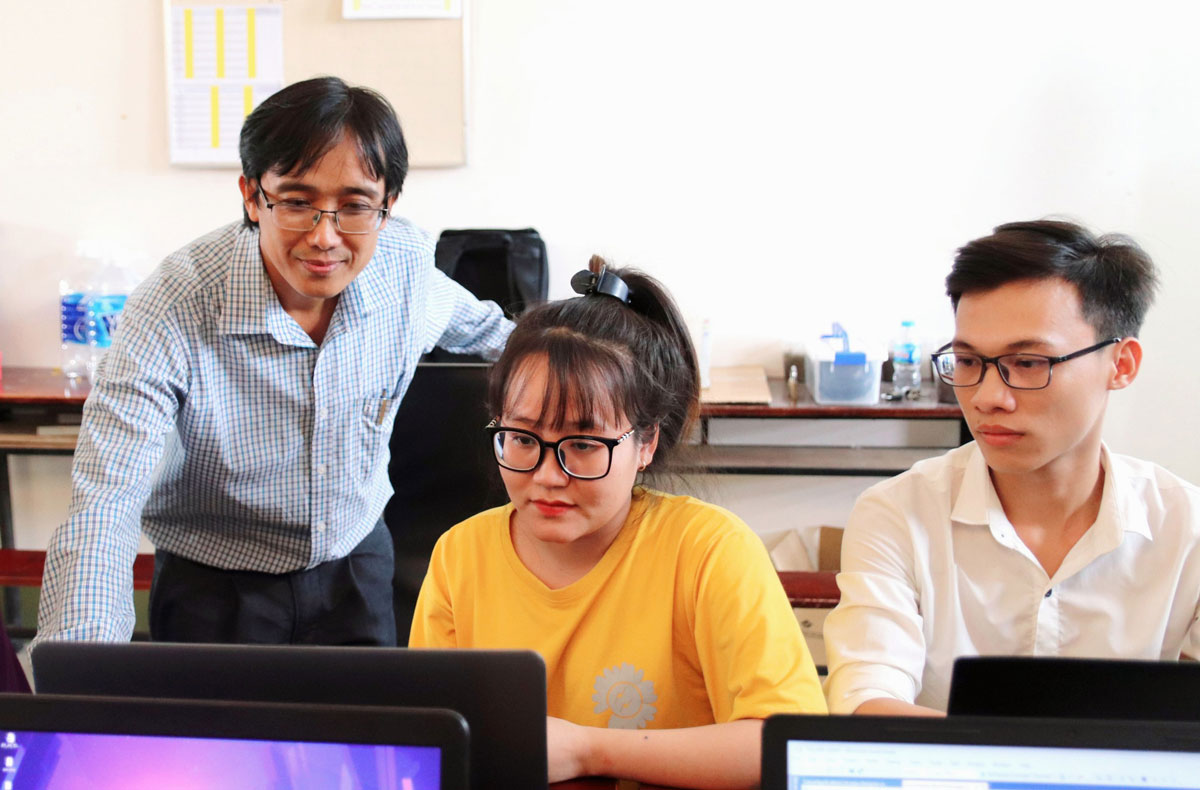 Cùng với hoạt động đào tạo, công tác nghiên cứu khoa học luôn được lãnh đạo nhà trường chú trọng. Qua đó hình thành tư duy và phương pháp nghiên cứu khoa học, thực hiện phương châm “giảng dạy kết hợp với thực nghiệm và nghiên cứu khoa học”. Với sự định hướng của các chuyên gia, nhà khoa học, giảng viên trực tiếp là người hướng dẫn, có nhiều kinh nghiệm và kiến thức chuyên sâu trong các lĩnh vực của đề tài, cùng với nền tảng kiến thức chuyên ngành được trang bị, tích lũy trong quá trình đào tạo, sinh viên DLA đã chủ động, tích cực, sáng tạo trong nghiên cứu, tìm tòi, đề xuất các mô hình, ý tưởng thông qua các đồ án, báo cáo thực tập tốt nghiệp đồng thời triển khai xây dựng, hiện thực hóa mô hình và đạt được các thành tích cao tại các cuộc thi NCKH trong và ngoài tỉnh. Trong đó, nổi bật là dự án Máy rửa tay diệt khuẩn thông minh thực hiện vì mục tiêu chung tay cùng cộng đồng phòng chống dịch Covid-19 của nhóm bạn chuyên ngành Khoa học Máy tính (Nhóm H2DT) đã xuất sắc đạt&nbsp;“ Giải Ba” và “Giải Chuyên đề ý tưởng sáng tạo”&nbsp;tại&nbsp;Cuộc thi Khởi nghiệp và Đổi mới sáng tạo tỉnh Đồng Tháp năm 2020 vừa qua.Đồng thời, Trường ĐH KTCN Long An vinh dự là 1 trong 2 tập thể có thành tích xuất sắc và nhận giấy khen từ Sở Khoa học và Công nghệ tỉnh Long An trong công tác 5 năm thực hiện Chính sách hỗ trợ chuyển giao kết quả nghiên cứu khoa học và ứng dụng tiến bộ công nghệ trên địa bàn tỉnh. Đây là những nỗ lực, sáng tạo không ngừng nghỉ của thầy và trò Trường ĐH KTCN Long An.