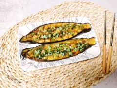 Xếp cà tím nướng tỏi sốt miso ra đĩa, rắc thêm chút hành lá thái nhỏ lên trên cho đẹp mắt, dọn ra mâm cơm dùng nóng. Những miếng cà tím nướng chín mềm, ngấm đều gia vị miso và hỗn hợp sốt đậm đà, thích hợp thay đổi khẩu vị cho bữa cơm gia đình thêm ngon miệng hơn.
