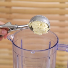 Tiếp theo, cho nước trà đào vào cối xay, thêm 80gr sữa chua, 50gr đào miếng, 2 scoop kem vanilla, và đá nhuyễn vào và xay nhuyễn.