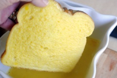 Nhúng đều 2 mặt bánh mì vào hỗn hợp trứng sữa. Nếu bạn dùng chảo nướng thì phết dầu ăn lên chảo, nướng vàng đều 2 mặt bánh mì là được. Nếu bạn dùng lò nướng thì cho vào lò nướng trong 15 phút cho đến khi chín vàng.