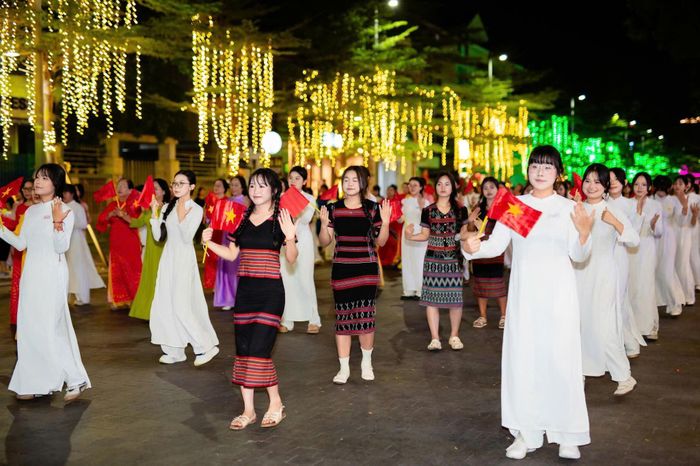 Tà áo dài lan tỏa niềm tự hào dân tộc - Báo Thừa Thiên Huế