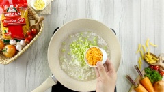 Tiếp theo chúng ta tiến hành làm nước sốt bò bằm cà chua. Làm nóng 2 muỗng canh dầu ăn trong chảo, lần lượt cho 50gr hành tây, 50gr cần tây và 50gr cà rốt (tất cả được cắt hạt lựu) vào xào chín. Sau đó thêm vào 10gr tỏi băm, xào sơ rồi cho 250gr thịt bò băm vào, xào cho thịt bò chín.