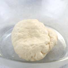 Bột bánh: Rây 150 gram bột mì và cho 35 gram bơ lạt vào tô, nhồi cho đều. Hòa tan 2 gram muối, 3 gram đường vào 65 gram nước, sau đó đổ vào tô bột và nhồi thành khối.