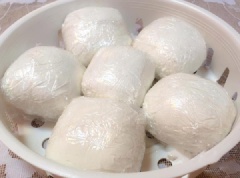Chuẩn bị nồi hấp cách thủy, cho bánh rợm nhân thịt vào hấp trong khoảng 30 phút là bánh chín tới. Các bạn tắt bếp, để bánh trong hơi nóng trong khoảng 15 phút và tiếp tục bật bếp hấp thêm khoảng 10 phút nữa để bánh chín mềm. Nếu chuẩn bị để thưởng thức luôn thì các bạn áp dụng cách này còn nếu chưa dùng ngay, các bạn chỉ hấp lần 1 và để nguội, khi nào cần dùng mới cho vào hấp lại lần 2 bánh sẽ ngon hơn rất nhiều.