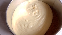 Gelatin lá ngâm với 100ml nước lạnh cho nở mềm thì chắc bớt nước, chừa lại một ít rồi cho gelatin vào lò vi sóng quay chảy hoặc đun cách thủy đều được. Kem phô mai để mềm ở nhiệt độ phòng. Cho kem phô mai và đường bột vào âu hoặc tô lớn, dùng máy đánh ở tốc độ thấp nhất cho 2 thứ hòa quyện với nhau, tạo thành hỗn hợp mềm mịn. Tiếp tục cho kem tươi vào, chỉnh tốc độ trung bình đánh cho kem tươi bông mềm, hỗn hợp kem trở nên sánh đặc, máy chạy tạo vân là được. Lúc này đổ gelatin vào, trộn đều. Lấy khuôn bánh ra khỏi tủ lạnh, đổ hỗn hợp cheesecake vào khuôn, lắc nhẹ cho hỗn hợp dàn đều. Để khuôn bánh vào ngăn mát tủ lạnh 30 phút cho phần cheesecake se mặt.