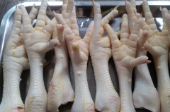 Chân gà làm sạch, rửa sạch. Cho 2 muỗng canh muối hột và 2 muỗng canh gừng vào bóp cùng với chân gà một lúc, để khoảng 10 phút, sau đó rửa sạch. Cách làm này để khử mùi và làm chân gà sạch hơn. Ướp chân gà với 2 muỗng canh nước mắm, 1 muỗng canh sa tế, 1 muỗng cà phê tỏi băm, 1/4 muỗng cà phê tiêu xay và 1/2 muỗng cà phê đường trong khoảng 2-3 tiếng cho chân gà thật ngấm.